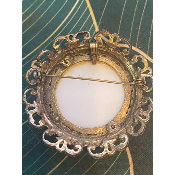 Vintage Transfer Brooch Romantic Victorian Couple Scene & Faux Pearls - Picture 3 of 3